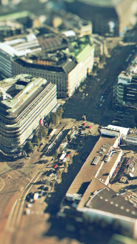 上空から見下ろした、灰色の建物が密集する街並みをミニチュア風にとらえた写真。