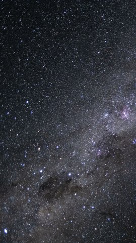 アルテミスII のオリオン宇宙船から撮った天の川。無数の星の帯が斜めに横切り、右上に淡いピンクの星雲が見える。