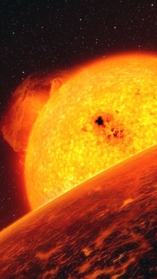暗い宇宙を背に、黒点をたたえたオレンジ色の太陽が燃え上がる様子を描いたデジタルアート。