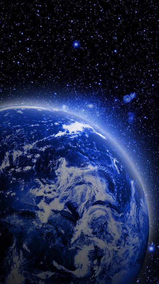 星が瞬く漆黒の宇宙に、雲をまとった青い地球が半分だけ照らされて浮かびます。