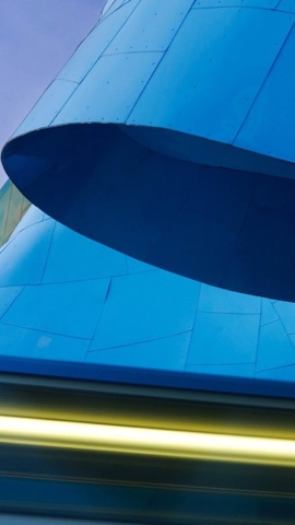 Curva metálica azul