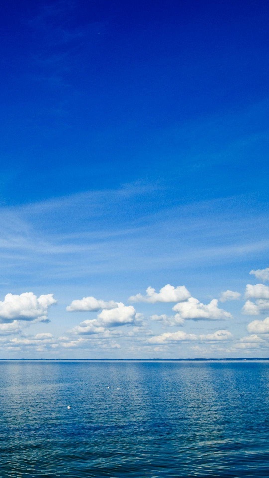 澄んだ青空に白い雲が点々と浮かび穏やかな海が水平に広がる。