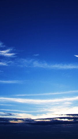 海の上に広がる青い空