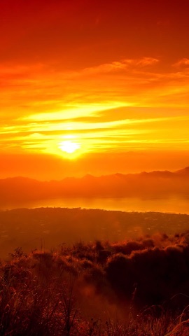 湖を染める燃える夕焼け