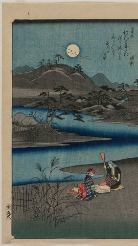 歌川広重の浮世絵。満月の夜、川辺の家で布を打つ女性たちと、青い川面。
