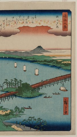 歌川広重の浮世絵。夕焼けの空の下、長い橋と帆船の浮かぶ湖、遠くの山。