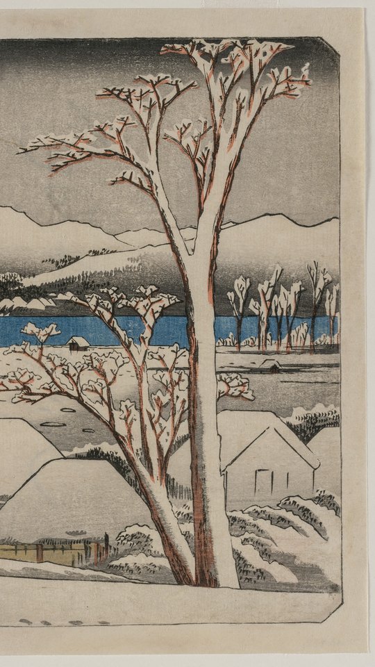 歌川広重の浮世絵。雪の積もった木々と家、白い入り江に浮かぶ舟。