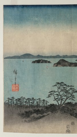 歌川広重の浮世絵。満月の下、松の生えた岬と入り江に浮かぶ小舟。