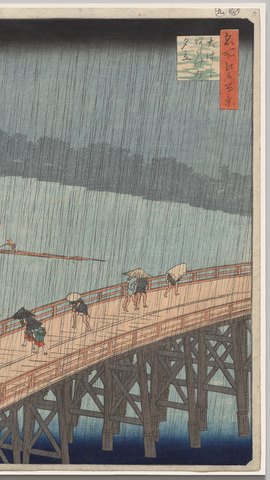 歌川広重の浮世絵。夕立の中、傘をさして木の橋を渡る人々と、灰青の川。