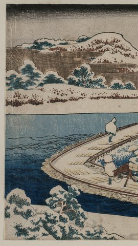 葛飾北斎の浮世絵。雪の川に舟を並べて渡した橋を、旅人が渡っていく。
