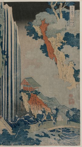 葛飾北斎の浮世絵。岩壁を一直線に落ちる青い滝と、滝つぼの霧、橋を渡る旅人。
