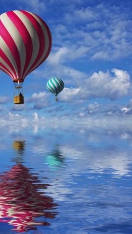 Globos aerostáticos sobre un mar espejo