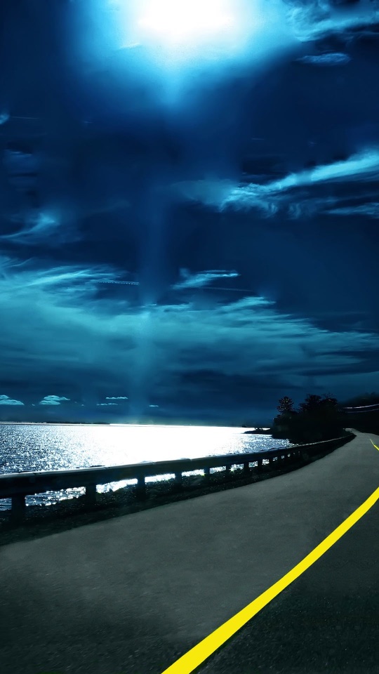 青い夜空から月光が差し、黄色い中央線の道が湖のほとりを走ります。