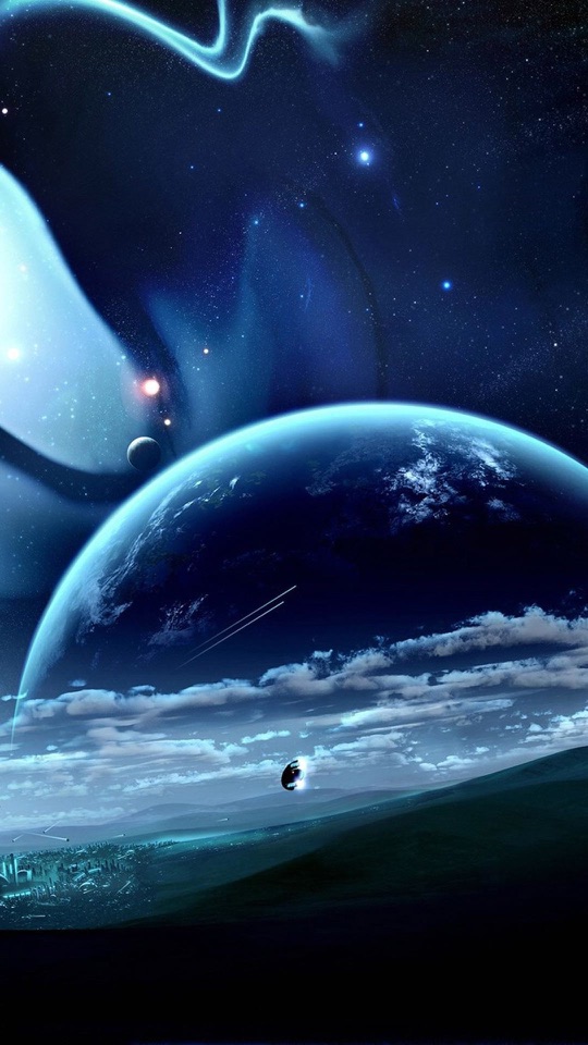 星空の下、大きな惑星が地平線から昇り、手前に暗い丘と小さな街灯りが広がります。