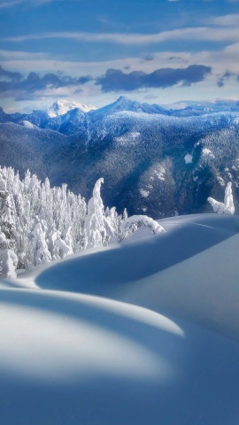 純白の雪山