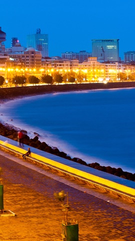夕暮れの海辺の遊歩道