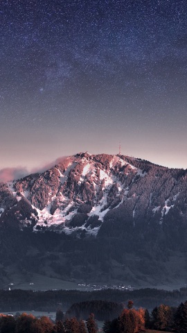 星空にそびえる雪の山