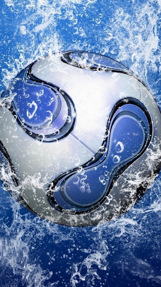 青い水しぶきをまといながら躍動する、金属質なサッカーボールを描いたデジタルアート。
