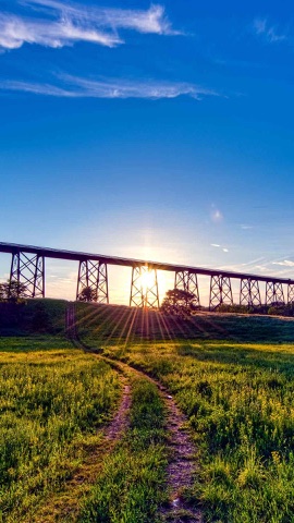 鉄橋の向こうの夕陽