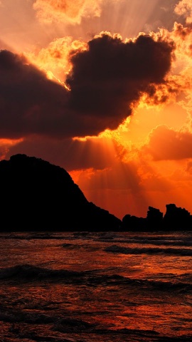 夕陽と雲間の光芒