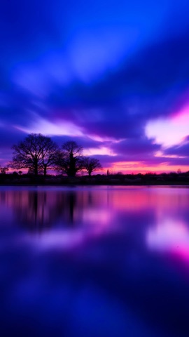 紫に暮れる水辺の夕景
