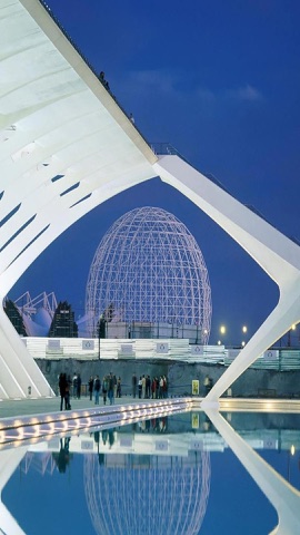 青い時間の白い建築