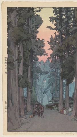 吉田博の木版画。高い杉並木の間の道を、光を浴びながら人々が歩く。