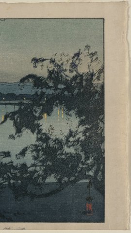 吉田博の木版画。夕暮れの川面に大きな木のシルエットが映り、対岸に淡い空。